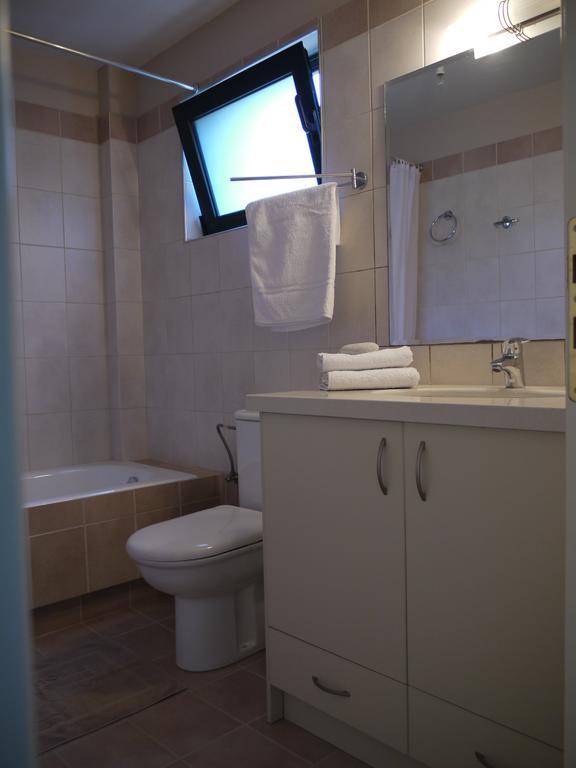 Portela Apartments Kampoula Кератокампос Екстериор снимка